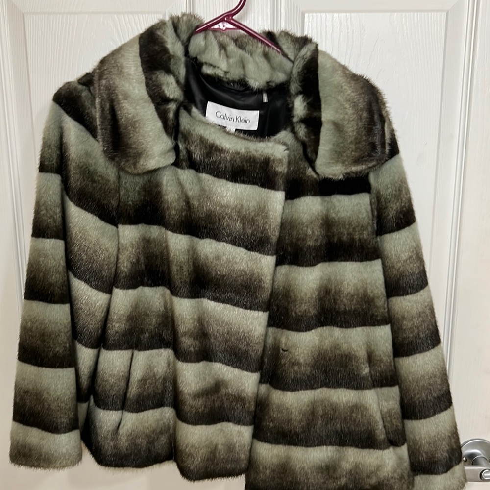 Calvin Klein new only wore 1 time . Excellent condition.